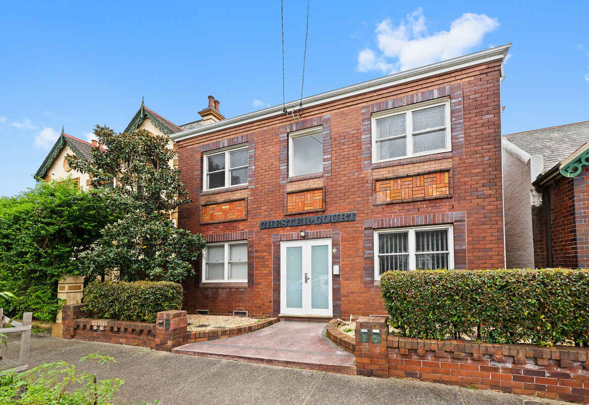 Classic Block of 4 x 2 Bedroom Art-Deco Apartments