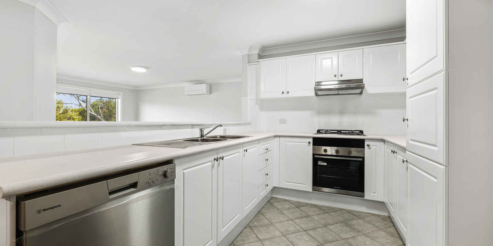 27/13 Hampden Street Beverly Hills